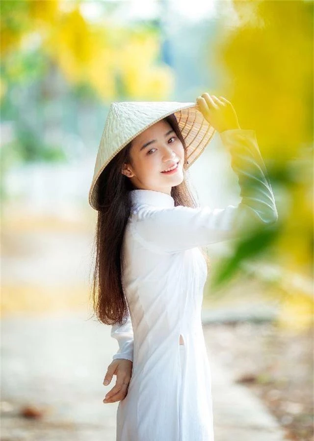 “Hot girl che nắng” đẹp tinh khôi trong tà áo dài trắng - 8