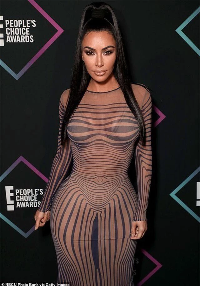 Kim Kardashian lại bị chê vì trang phục kỳ dị - 6