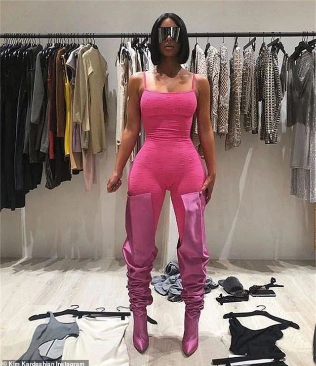 Kim Kardashian lại bị chê vì trang phục kỳ dị - 7