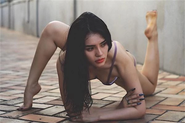 ngay ngat voi bo anh mac bikini tap yoga qua sexy cua co gai bien hoa hinh anh 2