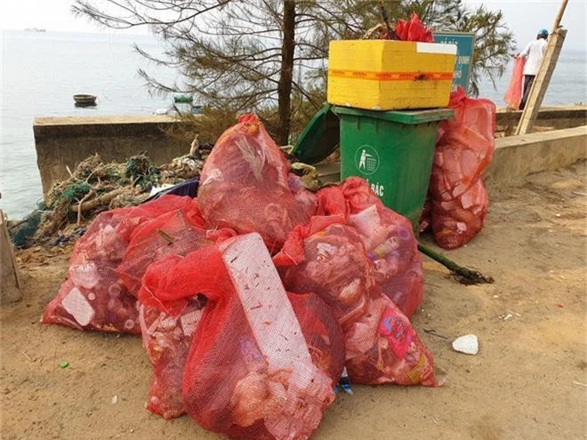 Tuấn Hưng cùng nhóm bạn đi dọn rác quanh bờ biển huyện đảo Lý Sơn: Có thể nhiều người sẽ nói chúng tôi có vấn đề nhưng cứ làm thôi - Ảnh 4.