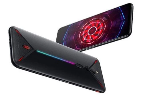 Để giúp Nubia Red Magic 3 không bị nóng khi chơi game trong thời gian dài, ZTE trang bị cho máy hệ thống tản nhiệt chất lỏng tiên tiến cùng một chiếc quạt được tích hợp bên trong như máy tính. Hệ thống quạt có kích thước rất nhỏ, quay tối đa 14.000 vòng/phút. Bên cạnh đó, tính năng Red Magic Game Space 2.0 sẽ giúp mở game nhanh hơn. Đồng thời, có thể tùy chỉnh tốc độ quạt và quay hình khi chơi game.