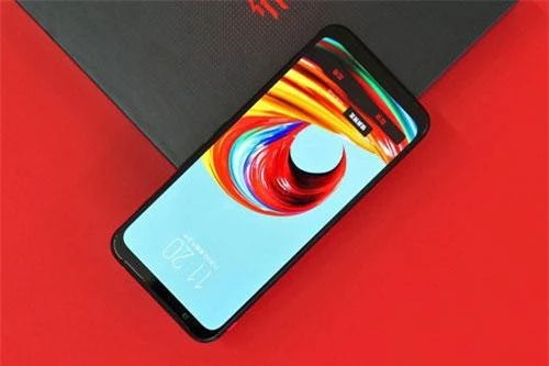 Nubia Red Magic 3 được trang bị màn hình AMOLED kích thước 6,65 inch, độ phân giải Full HD Plus (2.340x1.080 pixel), mật độ điểm ảnh 388 ppi. Màn hình này được chia theo tỷ lệ 19,5:9, tích hợp dải màu DCI-P3, tần số quét 90 Hz.