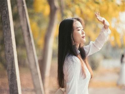 “Hot girl che nắng” đẹp tinh khôi trong tà áo dài trắng