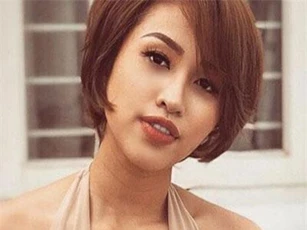Bên mắt nhược thị đã gần hỏng hẳn, Vân Hugo nhói lòng tâm sự: "Có người nói tôi mù, nhưng tôi vẫn yêu đôi mắt nửa nhắm nửa mở này..."