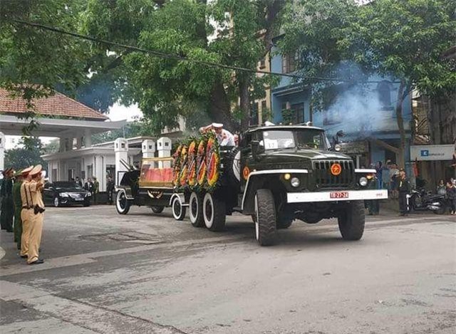 Linh xa chở linh cữu Đại tướng Lê Đức Anh qua các tuyến phố Hà Nội