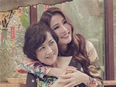 Hơn 10 ngày sau tang lễ, loạt ảnh cùng những tâm sự của Diễm My 9x dành cho mẹ một lần nữa gây xúc động mạnh