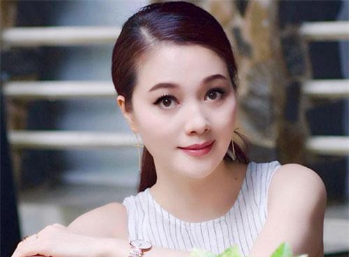 Hoa hậu Quý bà duy nhất của Việt Nam 43 tuổi vẫn đẹp nõn nà nhờ "cai" thứ này