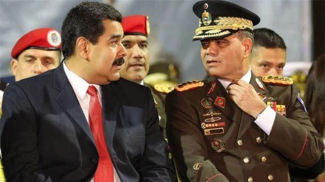 Tổng thống Nicolas Maduro (trái) và Bộ trưởng Quốc phòng Vladimir Padrino Lopez. (Ảnh: AP)