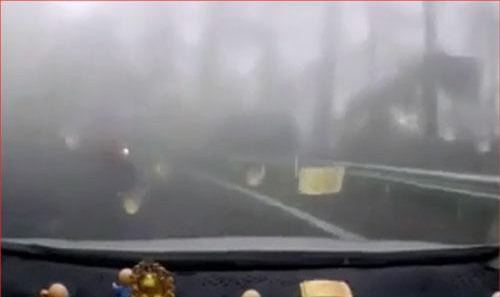 'Sốc' với khoảnh khắc người phụ nữ lao xuống vực khi đổ đèo bằng xe tay ga