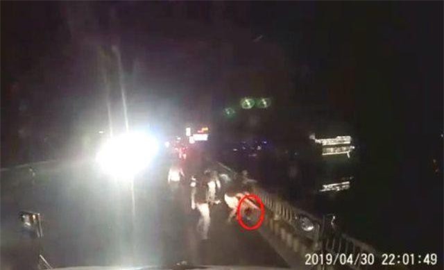 Hà Nam: Điều tra vụ tài xế xe container bị nhóm thanh niên hành hung