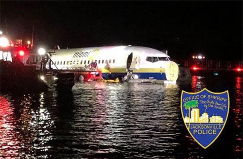 Máy bay chở 143 người trượt khỏi đường băng, lao xuống sông ở Mỹ