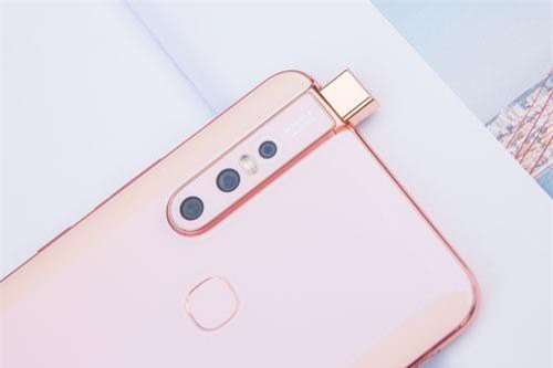 Ngắm smartphone 3 camera sau, pin ‘trâu’, RAM 6 GB, giá gần 8 triệu