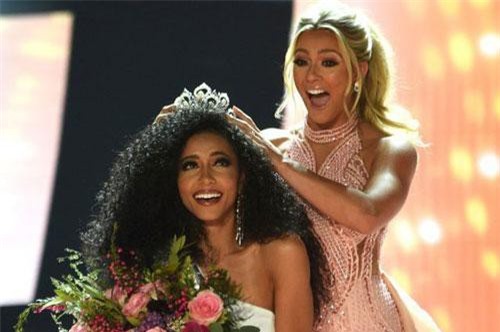 Nữ luật sư sở hữu cơ bụng 6 múi tuyệt đẹp đăng quang Hoa hậu Mỹ 2019