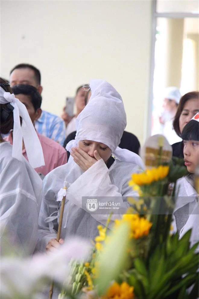 Gia đình, bạn bè nghệ sĩ xúc động bật khóc tiễn biệt cố nghệ sĩ Lê Bình về đất mẹ - Ảnh 2.