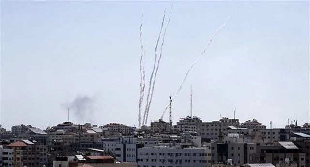 Hamas phóng 90 tên lửa vào khu dân cư, Israel tấn công trả đũa Dải Gaza - 1