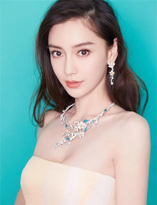 Những hình ảnh khi còn nhỏ của Angelababy được khơi lại giữa loạt nghi vấn phẫu thuật thẩm mỹ - Ảnh 1.