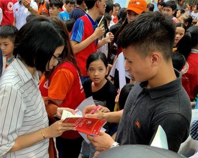 Quang Hải, Bùi Tiến Dũng, Đoàn Văn Hậu tặng sách truyền cảm hứng Hạt Giống Tâm Hồn - 1