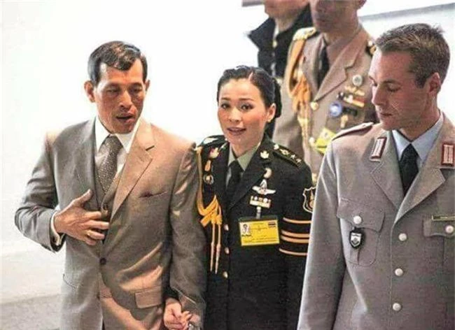 Tân Hoàng hậu Thái Lan: Con đường định mệnh khiến một tiếp viên hàng không trở thành nữ đại tướng, vừa kết hôn được lập tức phong hậu - Ảnh 2.