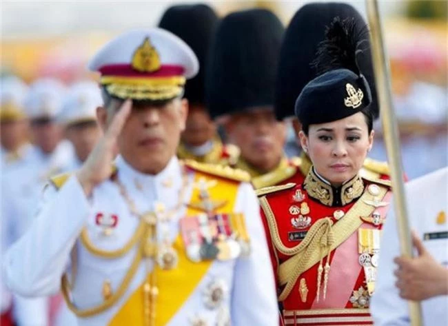 Tân Hoàng hậu Thái Lan: Con đường định mệnh khiến một tiếp viên hàng không trở thành nữ đại tướng, vừa kết hôn được lập tức phong hậu - Ảnh 3.