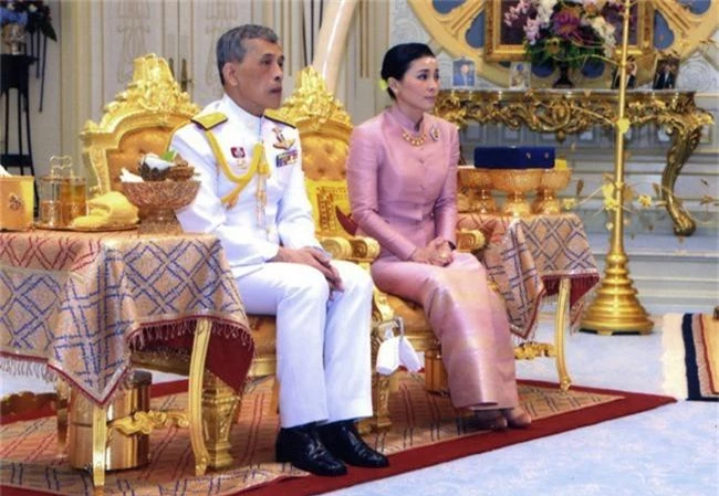 Tân Hoàng hậu Thái Lan: Con đường định mệnh khiến một tiếp viên hàng không trở thành nữ đại tướng, vừa kết hôn được lập tức phong hậu - Ảnh 4.