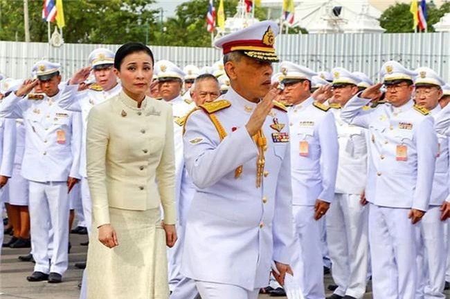 Tân Hoàng hậu Thái Lan: Con đường định mệnh khiến một tiếp viên hàng không trở thành nữ đại tướng, vừa kết hôn được lập tức phong hậu - Ảnh 5.