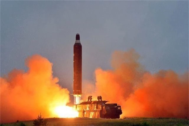 Triều Tiên bất ngờ phóng tên lửa tầm ngắn - 1