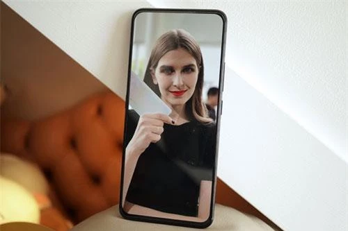 Vivo X27 Pro dùng tấm nền màn hình Super AMOLED với kích thước 6,7 inch, độ phân giải Full HD Plus (2.460x1.080 pixel), mật độ điểm ảnh 401 ppi. Màn hình này chia theo tỷ lệ 20,5:9, chiếm 91,2% diện tích mặt trước.