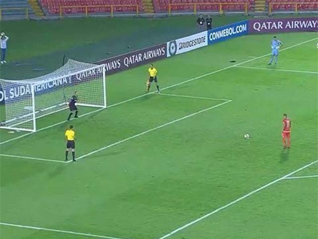 Bị đuổi việc vì đá hỏng penalty theo phong cách Panenka