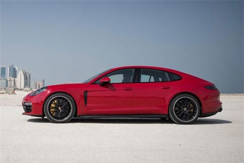 Porsche Panamera GTS 2019: Công suất 460 mã lực, giá hơn 10 tỷ