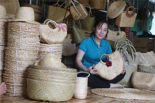 Làm giàu khác người: Hotgirl 9X kiếm tiền đô từ thứ cả làng vứt đi