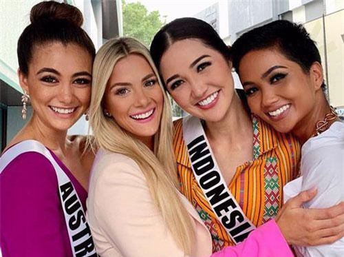 Được H'Hen Niê nhắn gửi trong ngày trao trả vương miện, Hoa hậu Mỹ cảm động phát khóc