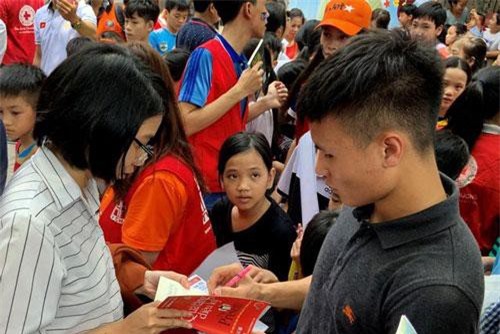 Quang Hải, Bùi Tiến Dũng, Đoàn Văn Hậu tặng sách truyền cảm hứng Hạt Giống Tâm Hồn