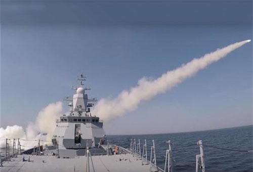 CLIP HOT (4/5): Cận cảnh màn phóng tên lửa chống hạm Uran của tàu hộ vệ Nga, cầu thủ người Venezuela ‘ăn đủ’ vì 'học đòi' sút panenka