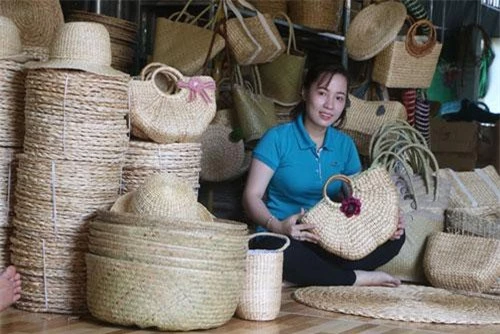 Sản phẩm handmade từ cây lục bình giúp Ngọc Nhi vực dậy công việc trước đây của gia đình.