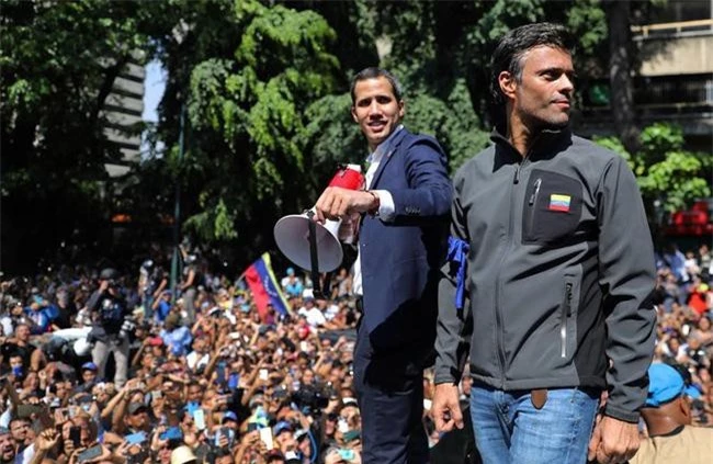 Leopoldo Lopez (phải) và lãnh đạo đối lập Venezuela Juan Guaido trong một cuộc biểu tình. Ảnh: Reuters