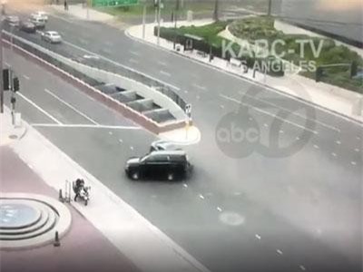 Vượt đèn đỏ, xe của thị trưởng tông văng mô-tô cảnh sát