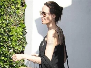 Trở về cuộc sống độc thân, Angelina Jolie tăng cân thấy rõ, rạng rỡ xuống phố