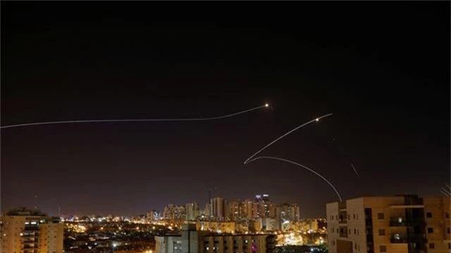 430 tên lửa tấn công Israel trong 24h, Dải Gaza “căng như dây đàn” - 1
