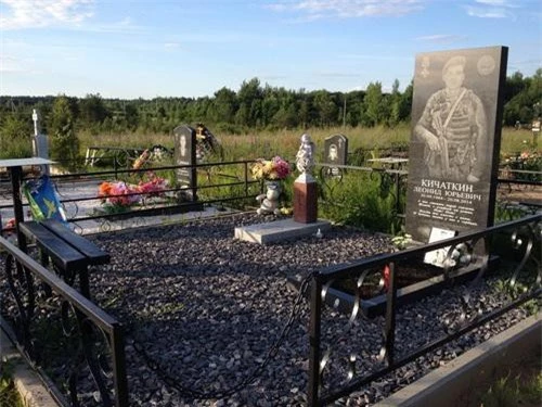 Bia mộ của một binh sĩ Nga mang tên Kichatkin chết trận tại Ukraine năm 2014