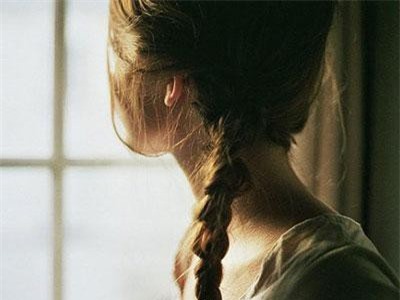 Ngày nào đi làm về tôi cũng bắt gặp ở phòng khách cảnh chị dâu nhảy nhót trong ánh đèn mờ và âm nhạc chát chúa