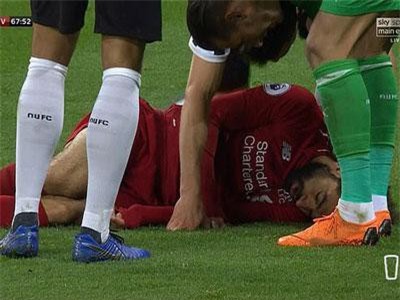 Chấn thương nặng, Salah nằm cáng, bật khóc rời sân
