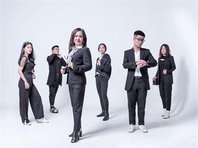 Ấn tượng bộ ảnh kỷ yếu với cô chủ nhiệm “chất” như tạp chí