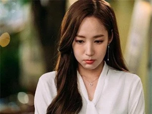 Được bố chồng quý mến, nàng dâu mới chưa kịp vui mừng đã phải khiếp vía vì câu nói "phủ đầu" của mẹ chồng