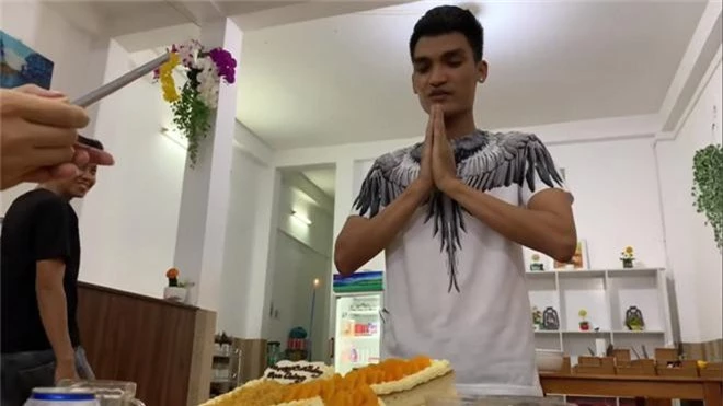 Mạc Văn Khoa được bạn gái tặng dây chuyền, đồng hồ tại quán bún đậu - Ảnh 1. Mạc Văn Khoa được bạn gái tặng dây chuyền, đồng hồ tại quán bún đậu - Ảnh 1.