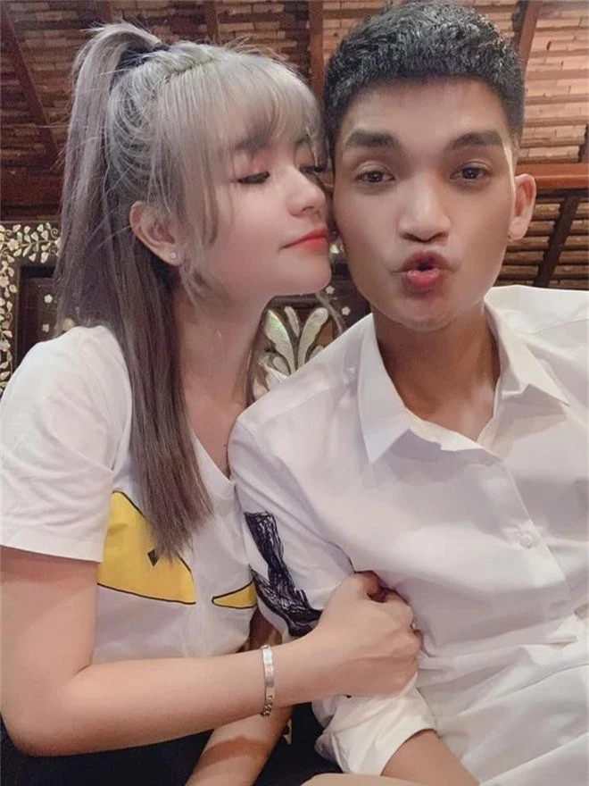 Mạc Văn Khoa được bạn gái tặng dây chuyền, đồng hồ tại quán bún đậu - Ảnh 6. Mạc Văn Khoa được bạn gái tặng dây chuyền, đồng hồ tại quán bún đậu - Ảnh 6.