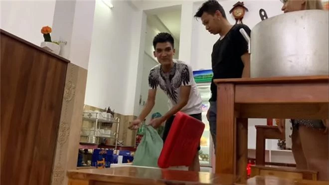 Mạc Văn Khoa được bạn gái tặng dây chuyền, đồng hồ tại quán bún đậu - Ảnh 7. Mạc Văn Khoa được bạn gái tặng dây chuyền, đồng hồ tại quán bún đậu - Ảnh 7.