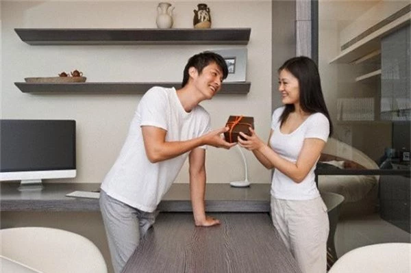 Ngày nào đi làm về tôi cũng bắt gặp ở phòng khách cảnh chị dâu nhảy nhót trong ánh đèn mờ và âm nhạc chát chúa - Ảnh 1. Ngày nào đi làm về tôi cũng bắt gặp ở phòng khách cảnh chị dâu nhảy nhót trong ánh đèn mờ và âm nhạc chát chúa - Ảnh 1.
