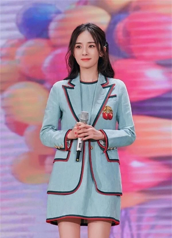 Nhiều lần bị bóc lẽ xuống sắc, nhăn nheo, ấy vậy là Dương Mịch lại vừa gây náo loạn vì xinh đẹp thế này - Ảnh 2. Nhiều lần bị bóc lẽ xuống sắc, nhăn nheo, ấy vậy là Dương Mịch lại vừa gây náo loạn vì xinh đẹp thế này - Ảnh 2.