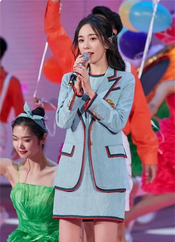 Nhiều lần bị bóc lẽ xuống sắc, nhăn nheo, ấy vậy là Dương Mịch lại vừa gây náo loạn vì xinh đẹp thế này - Ảnh 3. Nhiều lần bị bóc lẽ xuống sắc, nhăn nheo, ấy vậy là Dương Mịch lại vừa gây náo loạn vì xinh đẹp thế này - Ảnh 3.